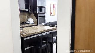 Mi Deliciosa Hijastra Haciendo los deberes del Hogar en Hilo - Mi Padrastro Tuvo una Ereccion y Empezo a Agarrarme las Nalgas cuando Vio mi Gran Culo En la Cocina