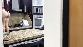 Mi Deliciosa Hijastra Haciendo los deberes del Hogar en Hilo - Mi Padrastro Tuvo una Ereccion y Empezo a Agarrarme las Nalgas cuando Vio mi Gran Culo En la Cocina