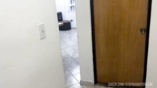 Encontre a mi Hijastra Relajada en el Mueble en Hilo y no Me Pude Aguantar a su Gran Culo - Mi Padrastro me Vio en Hilo y Empezo Agarrarme las Nalgas