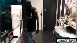 O CORNO DEIXOU A PORTA ABERTA E COMBINOU COM O COMEDOR PARA ME FODER GOSTOSO