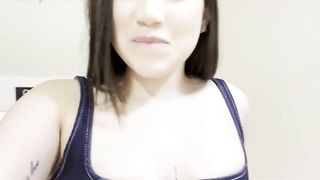 amiguinha safada chegou do trabalho e deu de cara com o casal se pegando na escada do predio , ela nao perdeu a oportunidade e entro no meio