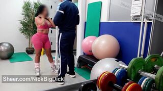 EL MONITOR DEL GYM SE FOLLA A SU ALUMNA
