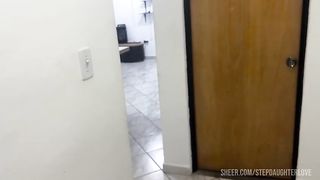 Mi Deliciosa Hijastra Descansando en el Mueble en Hilo con su Gran Culo Irresistible - Mi Padrastro me Vio en Hilo y cuando voltee me estaba Agarrando mis Nalgas