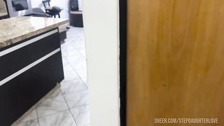 Mi Deliciosa Hijastra Descansando en el Mueble en Hilo con su Gran Culo Irresistible - Mi Padrastro me Vio en Hilo y cuando voltee me estaba Agarrando mis Nalgas