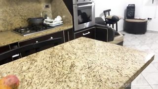 Mi Deliciosa Hijastra Descansando en el Mueble en Hilo con su Gran Culo Irresistible - Mi Padrastro me Vio en Hilo y cuando voltee me estaba Agarrando mis Nalgas