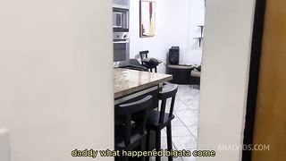 Mi Padrastro me Encontro Atascada y ahora esta Agarrandome el Culo y Tocando mi Cono