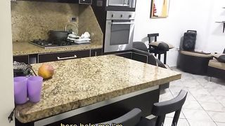 Mi Padrastro me Encontro Atascada y ahora esta Agarrandome el Culo y Tocando mi Cono