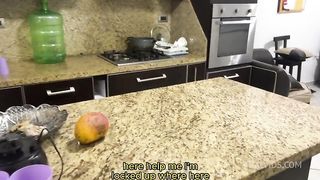 Mi Padrastro me Encontro Atascada y ahora esta Agarrandome el Culo y Tocando mi Cono