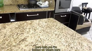 Mi Padrastro me Encontro Atascada y ahora esta Agarrandome el Culo y Tocando mi Cono