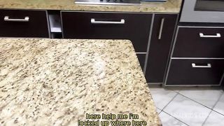 Mi Padrastro me Encontro Atascada y ahora esta Agarrandome el Culo y Tocando mi Cono