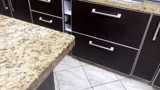 Mi Padrastro me Encontro Atascada y ahora esta Agarrandome el Culo y Tocando mi Cono