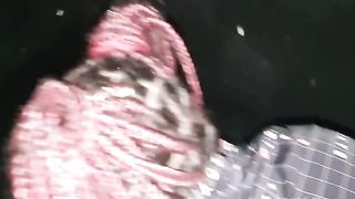 Tesao bateu e fomos fuder na cabine da boate