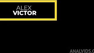 Orgia entre dois machos uma trans e uma mulher - Priscila Belini - Isabella Salvatore