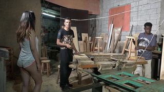 Amanda Borges em DP na marcenaria