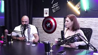 Gostosa sensualiza e fica toda pelada deixando eles cheio de tesao - Tati Weg