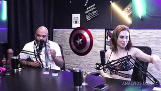 Gostosa sensualiza e fica toda pelada deixando eles cheio de tesao - Tati Weg