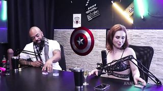 Gostosa sensualiza e fica toda pelada deixando eles cheio de tesao - Tati Weg