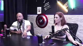 Gostosa sensualiza e fica toda pelada deixando eles cheio de tesao - Tati Weg