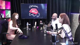 Safada mostra a buceta deliciosa apos falar de Gang Bang e a avaliacao do pau... - Tati Weg