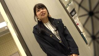 この可愛すぎる日本の新人女優がプロデューサーにクンニされる映像です