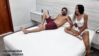 Bastidores da gravacao com a magrinha Yasmin Ribeiro levando muito no cu