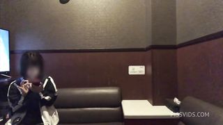 部屋におか◯さんいてオナニーできないからわざわざカラオケにいってクリトリスをいじってオナニーする可愛い女子◯生。
