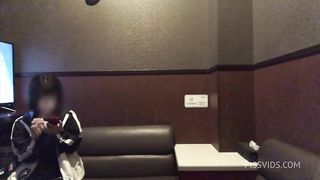 部屋におか◯さんいてオナニーできないからわざわざカラオケにいってクリトリスをいじってオナニーする可愛い女子◯生。