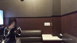 部屋におか◯さんいてオナニーできないからわざわざカラオケにいってクリトリスをいじってオナニーする可愛い女子◯生。