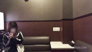部屋におか◯さんいてオナニーできないからわざわざカラオケにいってクリトリスをいじってオナニーする可愛い女子◯生。