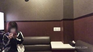 部屋におか◯さんいてオナニーできないからわざわざカラオケにいってクリトリスをいじってオナニーする可愛い女子◯生。
