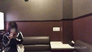部屋におか◯さんいてオナニーできないからわざわざカラオケにいってクリトリスをいじってオナニーする可愛い女子◯生。