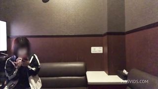 部屋におか◯さんいてオナニーできないからわざわざカラオケにいってクリトリスをいじってオナニーする可愛い女子◯生。