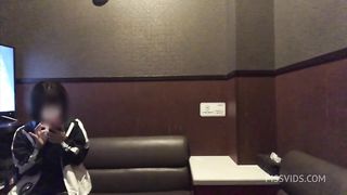 部屋におか◯さんいてオナニーできないからわざわざカラオケにいってクリトリスをいじってオナニーする可愛い女子◯生。