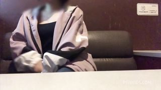 【個人撮影】真面目な素人大◯生がカラオケボックスでオナニー