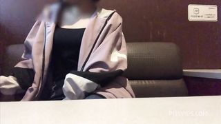 【個人撮影】真面目な素人大◯生がカラオケボックスでオナニー