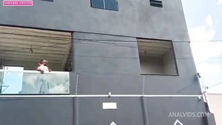 fiz sexo com meu chefe na varanda quando sua esposa saiu pro trabalho