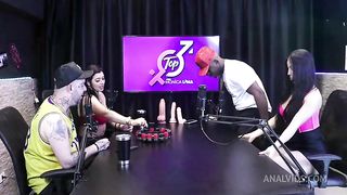 Negro beija duas mulheres cheias de tesao - Jefao Oficial e Karen Oliver (Casal Porra Loka)