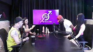 Negro beija duas mulheres cheias de tesao - Jefao Oficial e Karen Oliver (Casal Porra Loka)