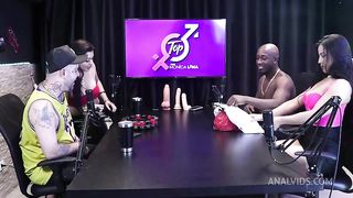 Gostosa se exibe em cima da mesa e ganha uma chupada na buceta, e em seguida, Monica Lima Official fica pelada - Jefao Oficial e Karen Oliver (Casal Porra Loka)