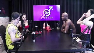 Gostosa se exibe em cima da mesa e ganha uma chupada na buceta, e em seguida, Monica Lima Official fica pelada - Jefao Oficial e Karen Oliver (Casal Porra Loka)