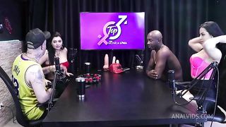 Gostosa se exibe em cima da mesa e ganha uma chupada na buceta, e em seguida, Monica Lima Official fica pelada - Jefao Oficial e Karen Oliver (Casal Porra Loka)