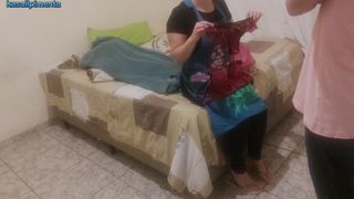 Dei um presente indecente para empregada.
