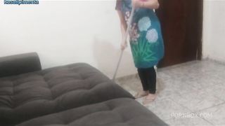Dei um presente indecente para empregada.
