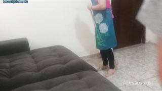 Dei um presente indecente para empregada.