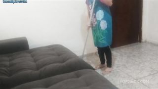 Dei um presente indecente para empregada.