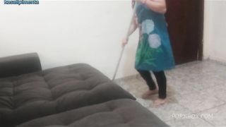Dei um presente indecente para empregada.