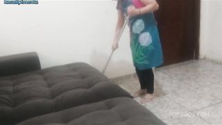 Dei um presente indecente para empregada.