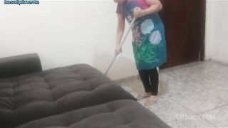 Dei um presente indecente para empregada.