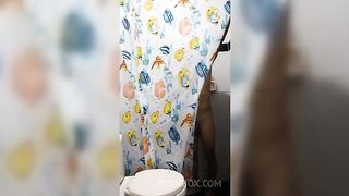 Hermanastra arrecha se cuela en la ducha!!! Gemidos fuertes dentro del bano