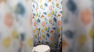 Hermanastra arrecha se cuela en la ducha!!! Gemidos fuertes dentro del bano